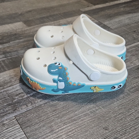 🩷Kids Dinosaurs Clogs Size 2❤️ - Picture 13 of 16